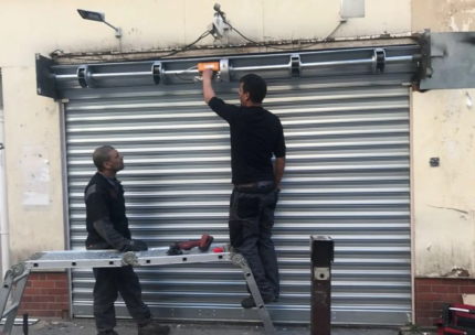 Installation de rideau métallique